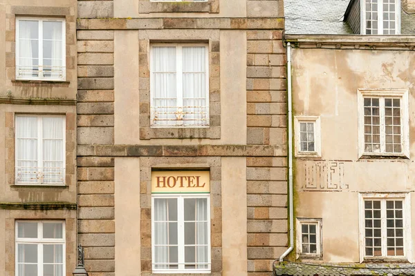 Antikes Hotelgebäude Der Stadtmauer Der Berühmten Seeräuberfestung Saint Malo Bretagne — Stockfoto