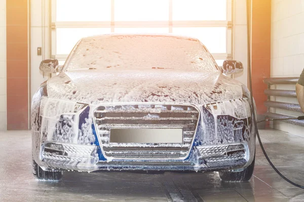 Blauwe Auto Schuim Bij Carwash Vooraanzicht — Stockfoto