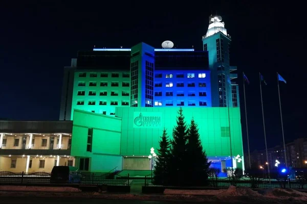 Gazprom Edificio Surgut Con Iluminación Nocturna Fachada Vista Frontal Surgut —  Fotos de Stock