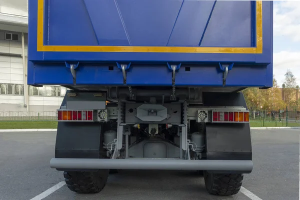 Tył Wywrotki Ciężarówka Niebieskim Ciałem Czarną Ramą Zaparkowaną Mieście Widok — Zdjęcie stockowe