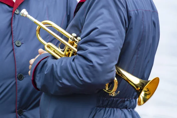 Deux Hommes Tiennent Blouse Bleue Eux Instrument Musique Vent Trompette — Photo