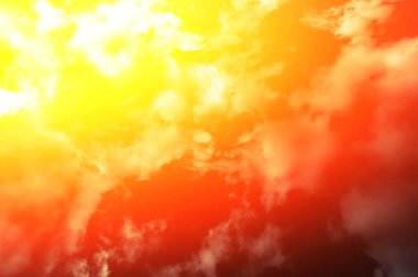 Sıcak renkli gökyüzü ve bulutlarda güneş. Kavram. Aşağıdan görüntüle.