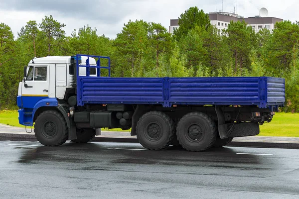 Ciężarówka Wydłużonym Niebieskim Nadwoziem Białą Taksówką Stoi Drodze Mieście Syberii — Zdjęcie stockowe