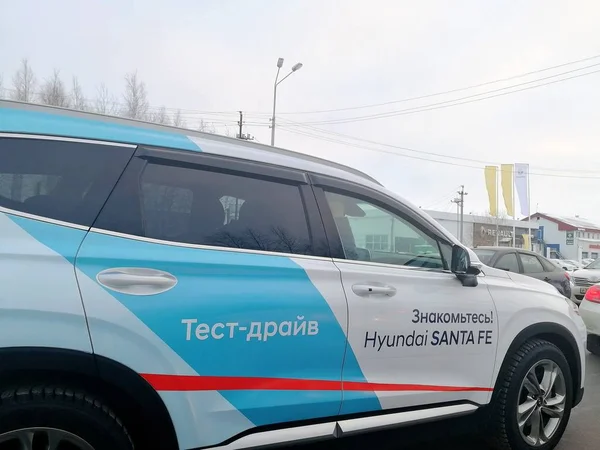 Nuevo Hyundai Santa Para Prueba Manejo Ciudad Carretera Inscripción Ruso —  Fotos de Stock