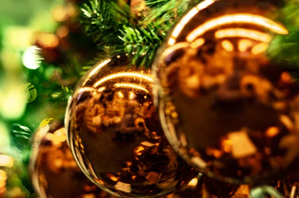 Bola Merah Mainan Menggantung Pohon Natal Fokus Selektif Yang Lembut — Stok Foto