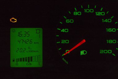 Araç gösterge paneli, hız göstergesi ve bilgisayar ekranı. Kontrol lambası. Motor çalışıyor. Ön görünüm.