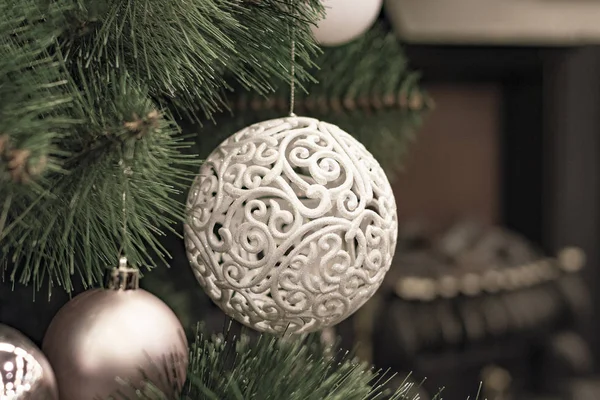 Witte Zilveren Ballen Speelgoed Hangen Aan Kerstboom Zachte Selectieve Focus — Stockfoto