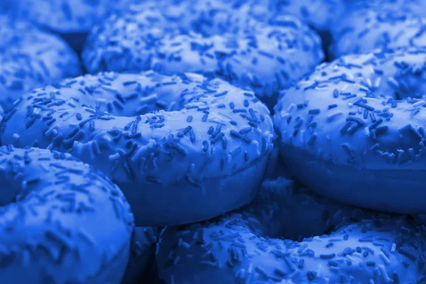 Багато Свіжих Пончиків Вид Спереду Вибірковий Фокус Синій Тонований — стокове фото