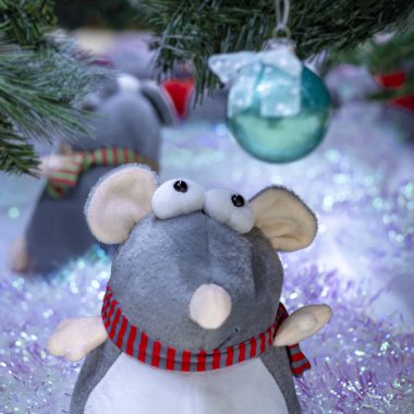 Mouse tekstili 2020 yılının sembolüdür. Gri oyuncaklar. Yan görünüm.