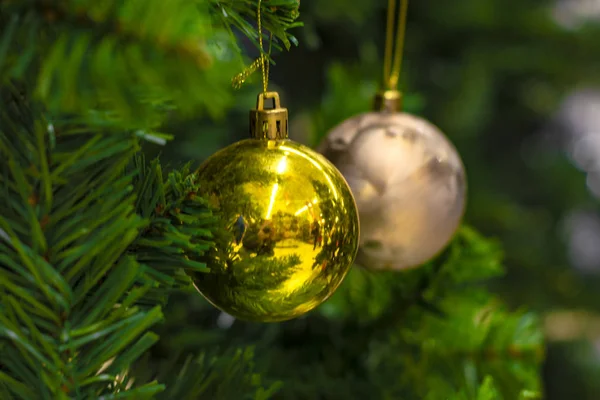 Schmuckkugeln Aus Gold Auf Dem Weihnachtsbaum Annäherung Das Neue Jahr — Stockfoto