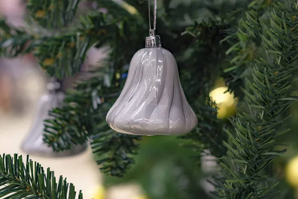 Διακοσμητικό Λευκό Παιχνίδι Στο Χριστουγεννιάτικο Δέντρο Προσέγγιση Του Νέου Έτους — Φωτογραφία Αρχείου