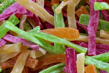 Bir sürü rengarenk marmelat. Ön görünüm.