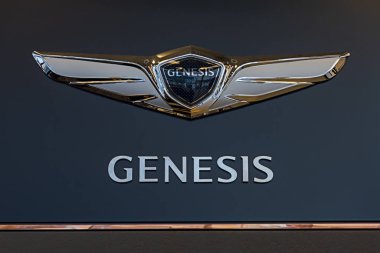 Genesis amblem araba bayiliği. Surgut, Rusya - 10 Aralık 2019.