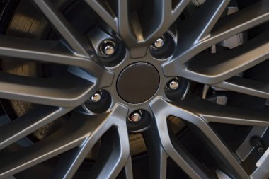 Güzel alüminyum pervazlar. Kapatın. Ön görünüm.