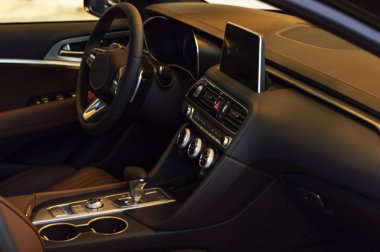 Arabanın içi mi? Verici kutusu, gösterge paneli, direksiyon, deri koltuklar ve kolluk için vites kolu olan panel. Dikkat çekmeden vurulmuş. Yumuşak odak