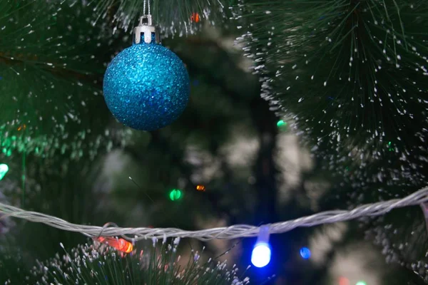 Διακοσμητικό Μπλε Παιχνίδι Μπάλα Στο Πράσινο Χριστουγεννιάτικο Δέντρο Προσέγγιση Του — Φωτογραφία Αρχείου