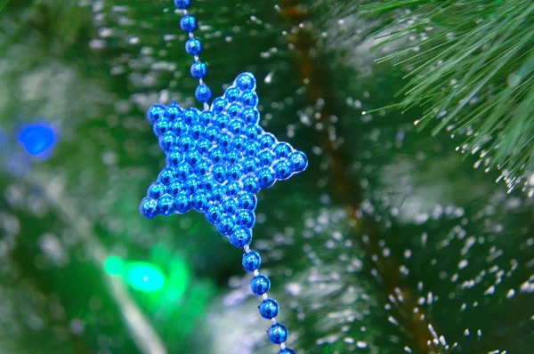 Διακοσμητικό Μπλε Αστέρι Παιχνίδι Πράσινο Χριστουγεννιάτικο Δέντρο Προσέγγιση Του Νέου — Φωτογραφία Αρχείου