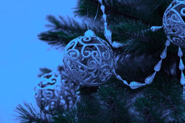 Μπλε Μπάλες Παιχνίδι Κολλάει Στο Χριστουγεννιάτικο Δέντρο Μαλακή Επιλεκτική Εστίαση — Φωτογραφία Αρχείου