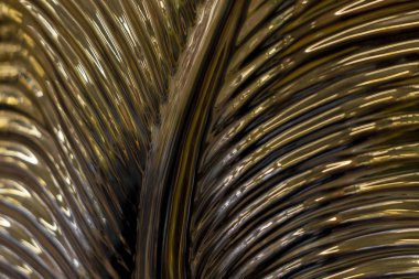 Altın cam bir yaprak parçası. Soyut dokusal arka plan. Kapatın. Ön görünüm.