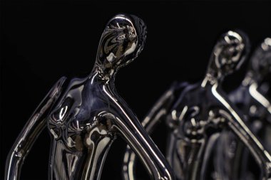 Koyu arkaplanda zarif dansçı kızların seramik figürleri. Ön manzara. İzole et. Kapatın. Surgut, Rusya - 10 Aralık 2019.