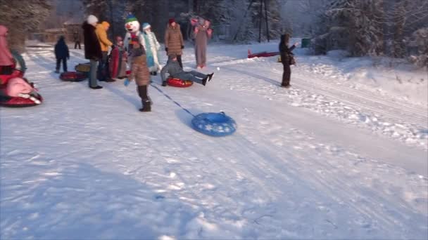 Adults Children Tubing Mountain Winter Surgut Village Bely Yar Russia — ストック動画