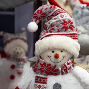 Kardan adam peluş oyuncaklar 2020 yılı için satın alınmayı bekliyor. Ön görünüm.