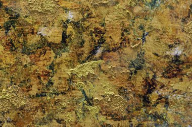 Eski sarı-turuncu boyalı duvar, koyu lekeli. Soyut dokusal arka plan. Ön görünüm.