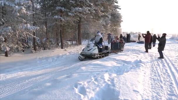 Papai Noel Monta Crianças Trenó Engatada Para Snowmobile Através Floresta — Vídeo de Stock