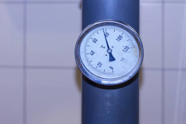 Датчик температуры аналоговый по отоплению дымохода промышленного здания . — стоковое фото