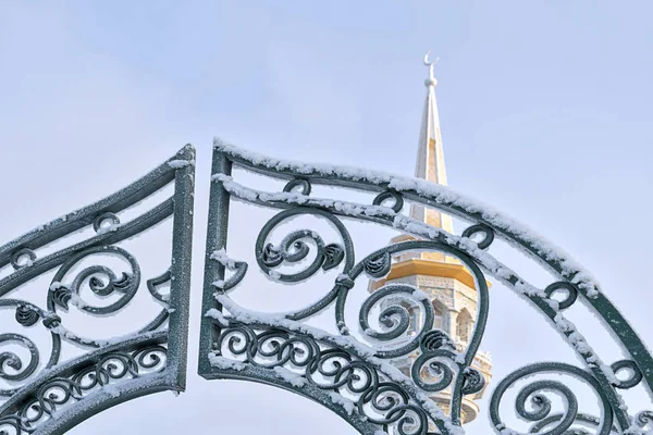 Tor zu Moschee und Minarett im Hintergrund vor blauem Himmel im Winter. — Stockfoto