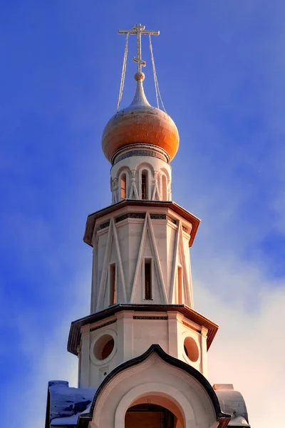 Glockenturm der orthodoxen Kirche in Russland vor blauem Himmel. — Stockfoto