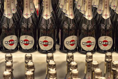 Sıralar dolusu Asti Martini şişesi..