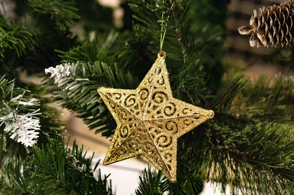 Το αστέρι είναι χρυσό παιχνίδι στο χριστουγεννιάτικο δέντρο. Κλείσιμο προβολής. — Φωτογραφία Αρχείου