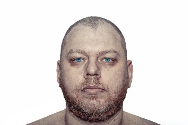 43 yıllık sakallı bir adam. Beyaz arkaplanda izole et