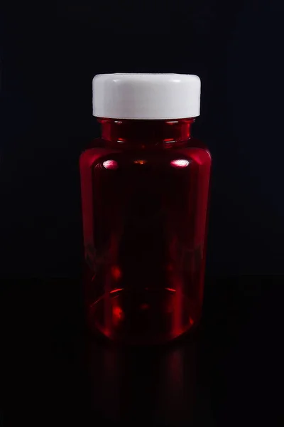 黒の背景に丸薬の瓶 孤立してる 正面図 — ストック写真