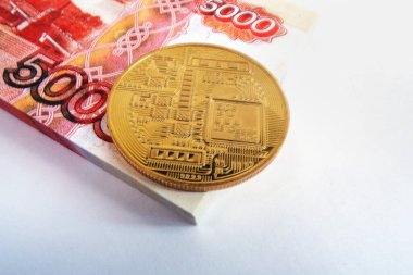 Bitcoin bir tomar paranın üzerinde. 5000 Rus rublesi.