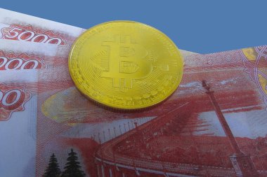 Bitcoin bir tomar paranın üzerinde. 5000 Rus rublesi.