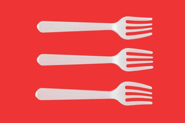 Tres Tenedores Blancos Plástico Sobre Fondo Rojo Aislar Vista Superior — Foto de Stock