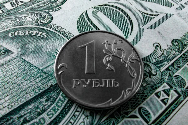 Uma Moeda Rublo Num Dólar Papel Vista Superior — Fotografia de Stock