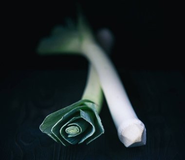 Koyu arkaplanda pırasa ve doğal ışık