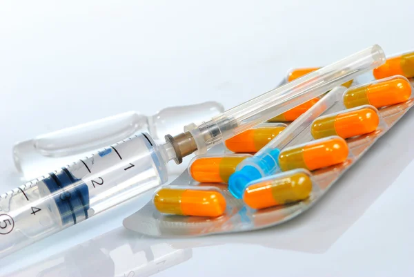 Jeringa aguja píldoras inyección —  Fotos de Stock
