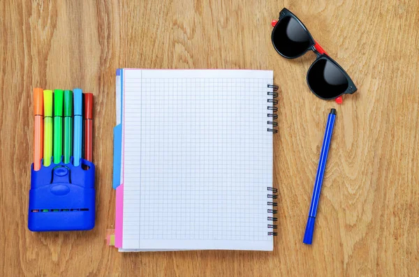 Notitie papier op de oude houten tafel — Stockfoto