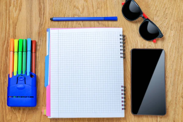 Notitie papier op de oude houten tafel — Stockfoto