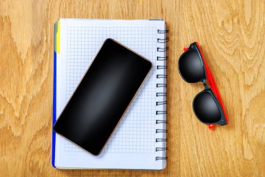 bir not kağıdına eski ahşap masa