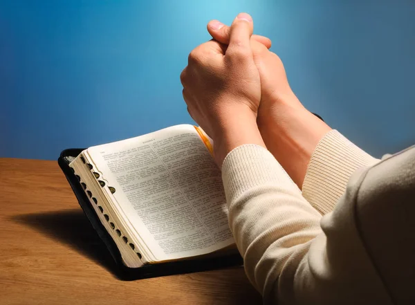 La Biblia de la mano — Foto de Stock