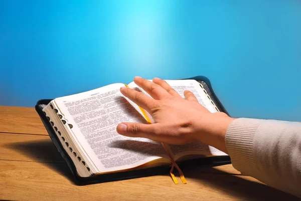 Die Bibel der Hand — Stockfoto