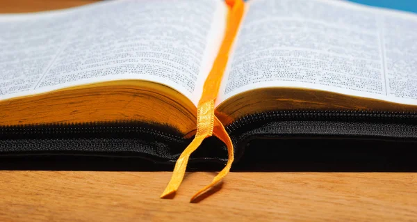 Reservar a bíblia — Fotografia de Stock