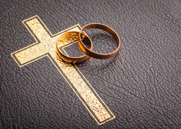 Anillos de boda en la Biblia — Foto de Stock