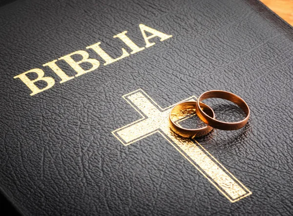 Anillos de boda en la Biblia — Foto de Stock