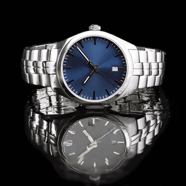Silvery luksusowy zegarek na czarnym tle — Zdjęcie stockowe